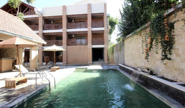 Hôtel La Colongette à Antsirabe avec piscine au premier plan, illustrant luxe, confort et bien-être