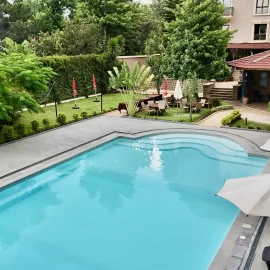 Piscine relaxante de l’hôtel 3 étoiles Royal Palace à Antsirabe