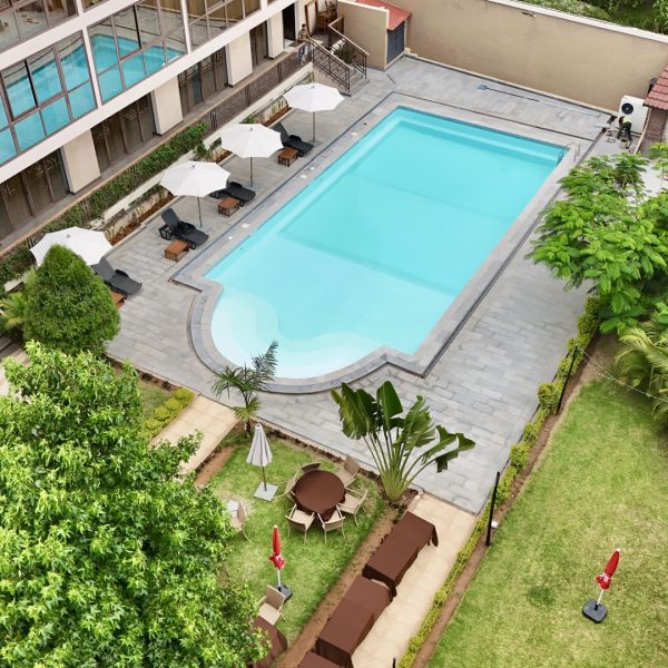 Vue aérienne de l’hôtel 3 étoiles Royal Palace et de sa piscine à Antsirabe